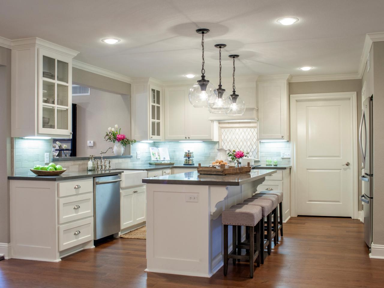 Re-designing a new kitchen and need some inspiration? Check out these 10 perfect Fixer Upper Modern Farmhouse White Kitchen Ideas! You too can have the kitchen of your dreams!